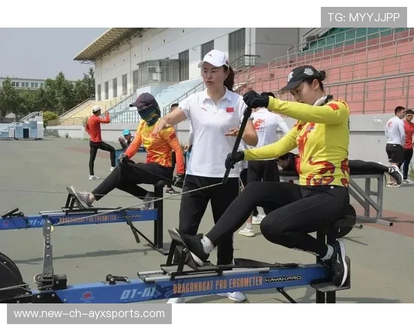 划船项目体能爆发，冠军终点前举桨庆祝